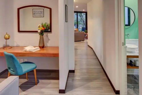 a hallway with a desk and a blue chair at VERACRUZ by MrW in Mexico City