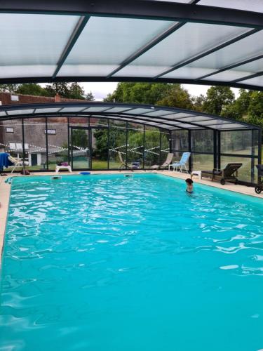 una gran piscina con una persona en el agua en La Jonchere, 