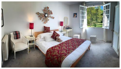 une chambre avec un lit, une chaise et une fenêtre dans l'établissement Le Petit Comte Bergerac an Oasis of Calm, à Bergerac