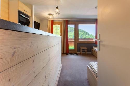 a room with a large wooden counter top in a room at Résidence Plagne Lauze - maeva Home - Appartement 2 Pièces 5 Personnes - Prestige MAE-4334 in Mâcot La Plagne