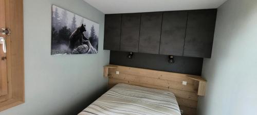 une petite chambre avec un lit et une armoire dans l'établissement Résidence Plagne Lauze - maeva Home - Appartement 2 Pièces 5 Personnes - Prestige MAE-4334, à Mâcot La Plagne