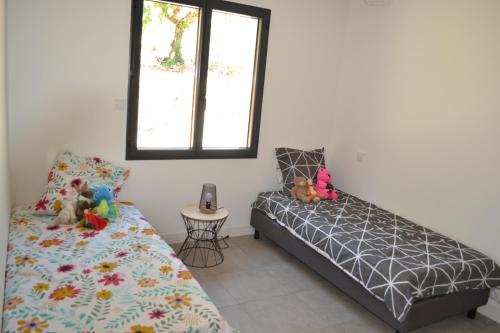 - une chambre avec 2 lits avec des animaux rembourrés dans l'établissement Gite avec piscine privée et climatisation à Cahors, à Cahors