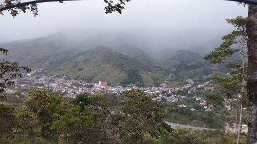 Blick auf eine Stadt in einem Bergtal in der Unterkunft REFUGIO EN EL BOSQUE in Cisneros