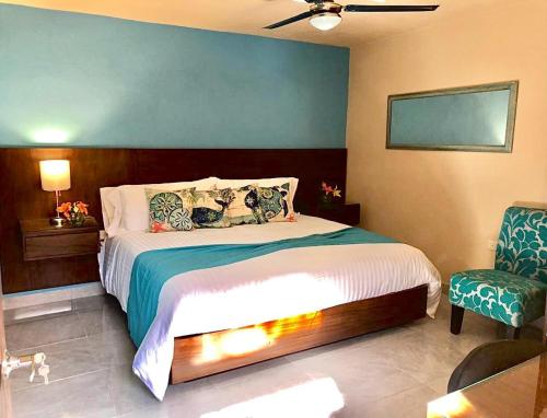 沙由利達的住宿－Pacific Inn hotel，一间卧室设有一张床和蓝色的墙壁