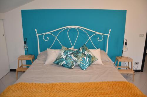 1 cama con cabecero azul y 2 almohadas en Casa Framama en Piobesi dʼAlba