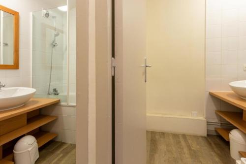 une salle de bain avec deux lavabos et une douche dans l'établissement Résidence Plagne Lauze - maeva Home - Appartement 3 Pièces 7 Personnes - Sélection MAE-4404, à Mâcot La Plagne