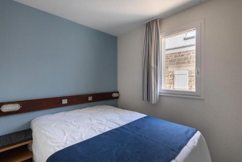 une petite chambre avec un lit et une fenêtre dans l'établissement Résidence Port du Crouesty - maeva Home - Appartement 2 Pièces 4 Personnes - Confort MAE-6444, à Arzon