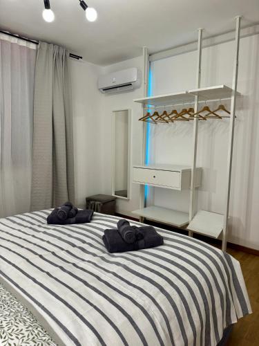 1 dormitorio con 1 cama grande y 2 almohadas en L’armadio di Narnia en Alzano Lombardo