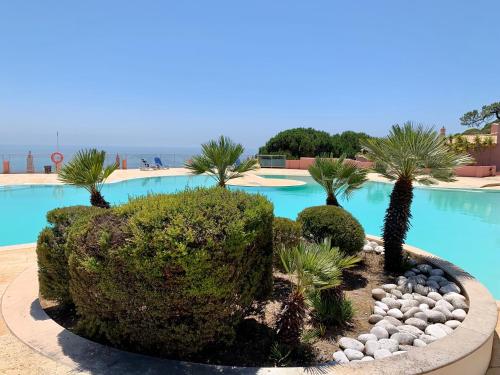 Výhled na bazén z ubytování Casadaluz 86 - Porto dona Maria casa do mar , 2 bedrooms , Amazing sea view , salt water pool , wifi nebo okolí