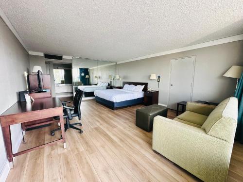 Pokój hotelowy z łóżkiem, biurkiem i kanapą w obiekcie Hospitality House Union City US 51, TN w mieście Union City