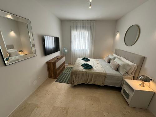 een slaapkamer met een bed en een grote spiegel bij DREAM CALLAO in Santa Cruz de Tenerife