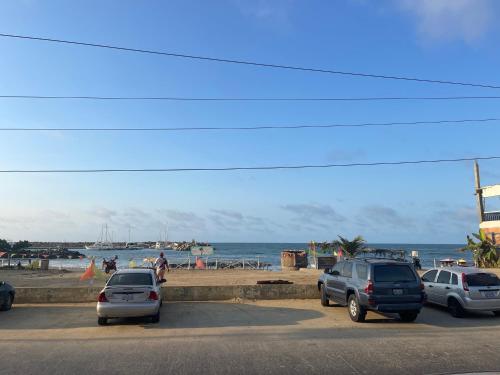 Catia La Mar的住宿－Hotel brisas del mar 2022，一群停在海滩附近停车场的汽车