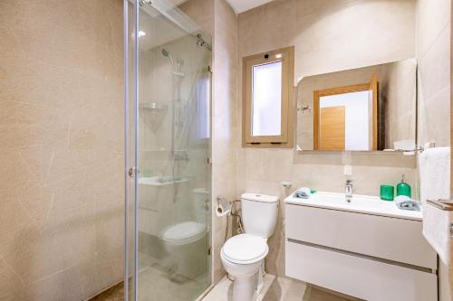 La salle de bains est pourvue de toilettes, d'un lavabo et d'une douche. dans l'établissement luxueux & spacieux appartement a prestigia, à Marrakech