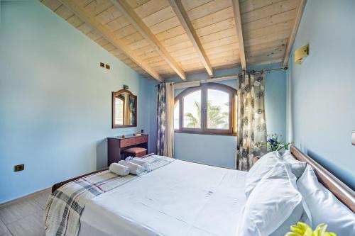 Кровать или кровати в номере Romeo Seaside Luxury Suite
