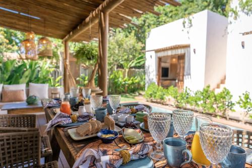 una mesa con comida en el patio en Nossa Villa Caraíva, en Caraíva