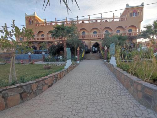 un grande edificio con un passaggio pedonale di fronte ad esso di Kasbah Of Peace & Boutique a Zagora