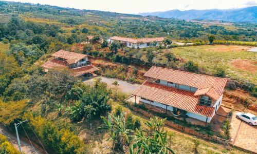 una vista aérea de una casa en una colina en Casa Primitivo, en Barichara