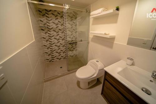 y baño con ducha, aseo y lavamanos. en Elegant 1BR in San Isidro / Pool, en Lima