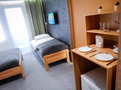 韦巴SEA-PORT Resort的客房设有两张床、一张桌子和一张桌子