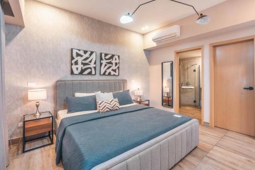 1 dormitorio con 1 cama grande con manta azul en Breakfast Included at Regatta Living 804, en Los Prados