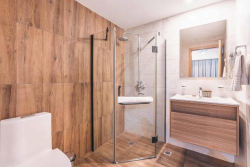 La salle de bains est pourvue d'une douche, de toilettes et d'un lavabo. dans l'établissement Breakfast Included at Regatta Living 804, à Los Prados