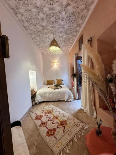 Postel nebo postele na pokoji v ubytování Riad Darino Marrakech Heritage