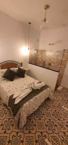 een slaapkamer met een bed in een kamer bij La Morería y su jacuzzi in La Puebla de los Infantes