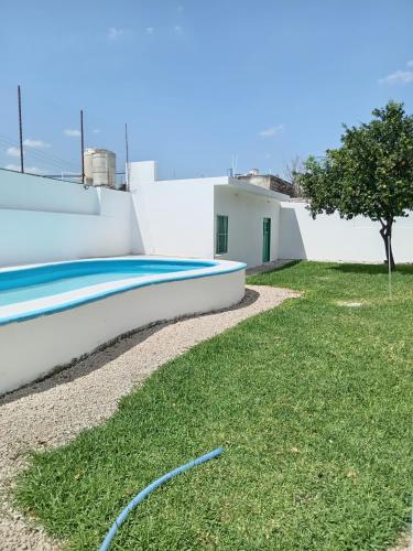 - une piscine dans la cour d'une maison dans l'établissement El rinconcito, à Mérida