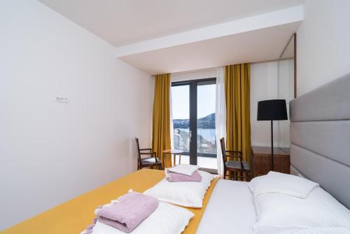 une chambre d'hôtel avec deux lits et une fenêtre dans l'établissement Apartment Laurus five stars, à Dubrovnik