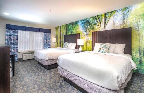 pokój hotelowy z 2 łóżkami i obrazem na ścianie w obiekcie Casco Bay Inn w mieście Freeport
