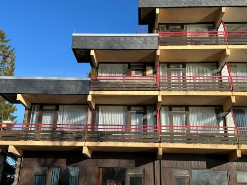 Un edificio de apartamentos con balcones a los lados. en Seeblick 210, en Hahnenklee-Bockswiese
