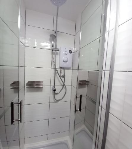 W łazience znajduje się prysznic ze szklanymi drzwiami. w obiekcie Eighty Four w Birmingham