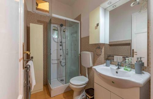 uma casa de banho com um chuveiro, um WC e um lavatório. em MARIANO APARTMENT em Palermo