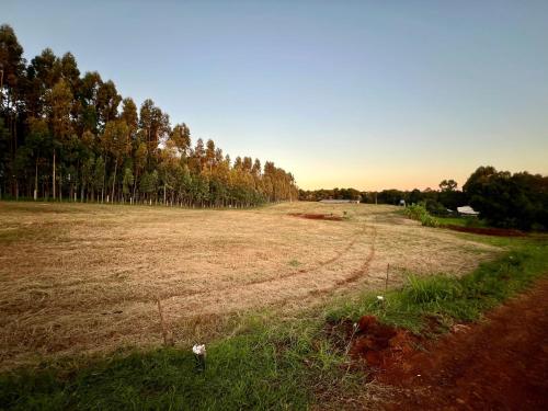 a field with a dirt road in the middle at Casa de Campo - Rancho dos Lagos in Cascavel