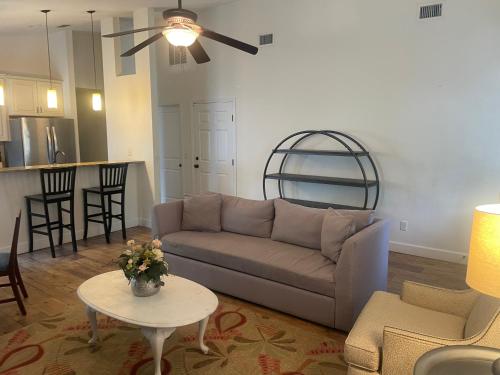 sala de estar con sofá y mesa en Modern, Upscale, and New Blue Bungalow in the heart of Downtown St Augustine, en St. Augustine