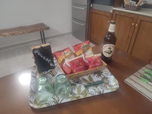 una mesa con una botella de cerveza y unas copas en Alloggio Oltrepó, 