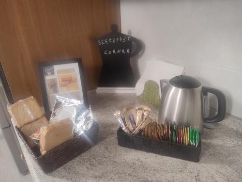 un mostrador con cafetera y una cesta de comida en Alloggio Oltrepó, 