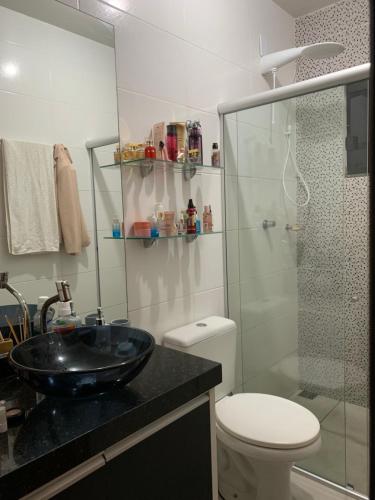 uma casa de banho com um lavatório, um WC e um chuveiro em Casa espaçosa e aconchegante em Luís Eduardo Magalhães