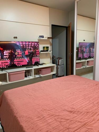 a bedroom with a bed and a tv in it at Casa espaçosa e aconchegante in Luís Eduardo Magalhães