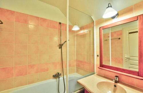 une salle de bain avec une baignoire, un lavabo et un miroir dans l'établissement La résidence du Lac - maeva Home - Maison 3 pièces 6 personnes - Sélection MAE-4414, à Monflanquin