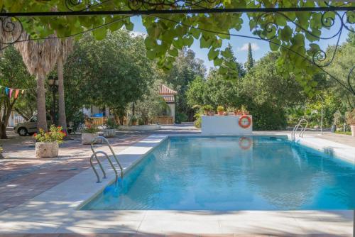 Bazén v ubytování Cortijo Los Monteros nebo v jeho okolí