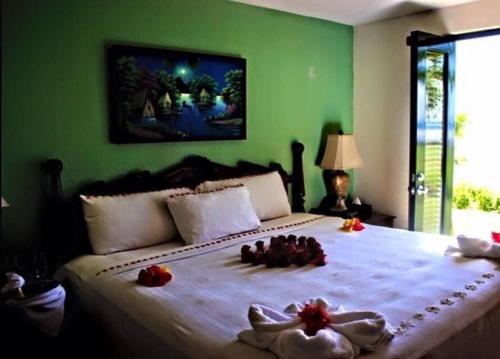 een groene slaapkamer met een groot bed met bloemen erop bij Condo 117 Rivas-Gran Pacifica Resort (1 Bedroom) in San Diego