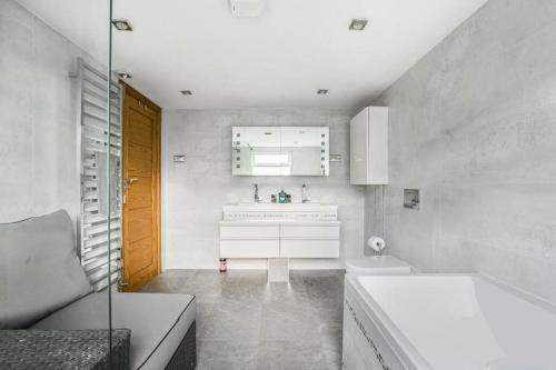 bagno con lavandino, vasca e servizi igienici di Gorgeous Cosy home 2 Miles from Heathrow Airport ad Ashford