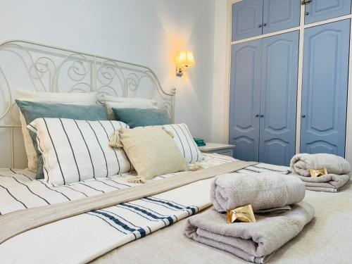 Un dormitorio con una cama blanca con toallas. en Los Gigantes Buenavista Ocean View Apartment, en Acantilado de los Gigantes