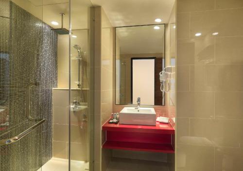 uma casa de banho com um lavatório, um chuveiro e um espelho. em Best Western i-City Shah Alam em Shah Alam