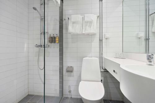 ein Bad mit einer Dusche, einem WC und einem Waschbecken in der Unterkunft Best Western Hotel River C in Karlstad