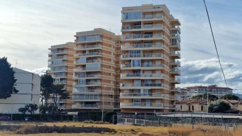 un edificio de apartamentos alto en medio de una ciudad en Stunning sea vistas by the beach en Benicàssim