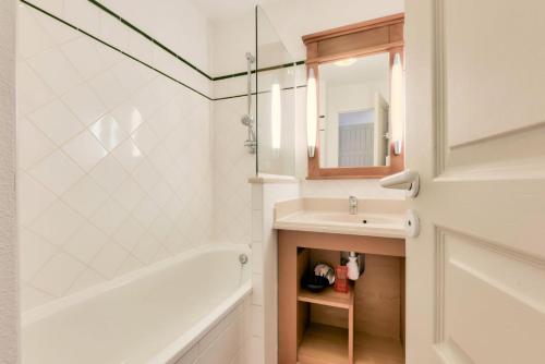 une salle de bain avec une baignoire, un lavabo et une douche dans l'établissement Résidence Lacanau Les Pins - maeva Home - Appartement 2 pièces 5 personnes - Prestige MAE-4844, à Lacanau