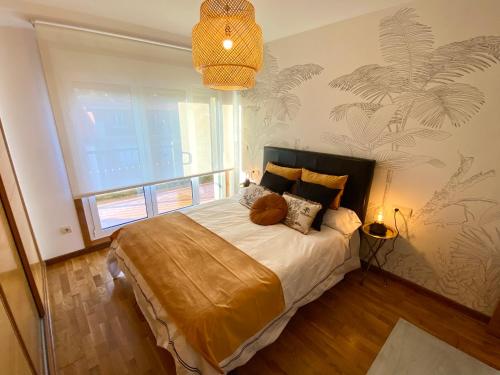 ein Schlafzimmer mit einem Bett mit zwei Teddybären darauf in der Unterkunft 4 Palmeiras in San Pedro