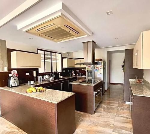 a large kitchen with a plate of fruit on the counter at Casa en alquiler en Entre Lagos in Guayaquil